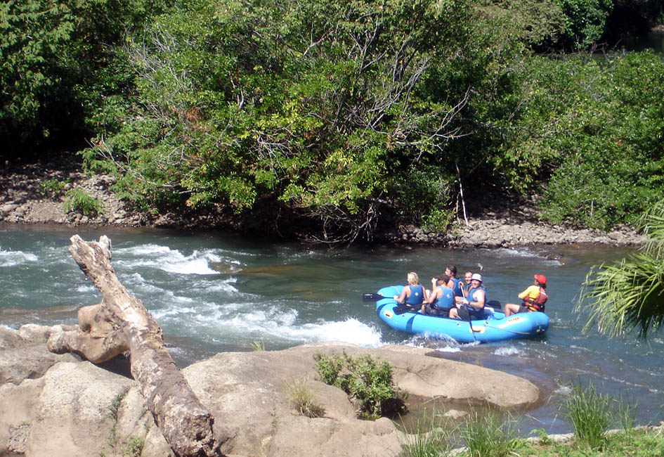 Rafting en aguas bravas en Costa Rica  
