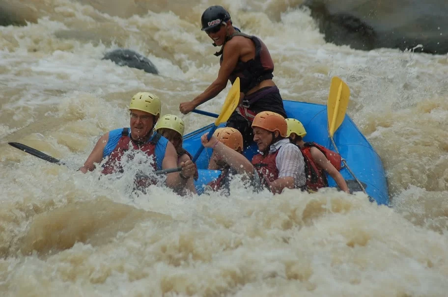 Rafting en aguas bravas en Costa Rica  