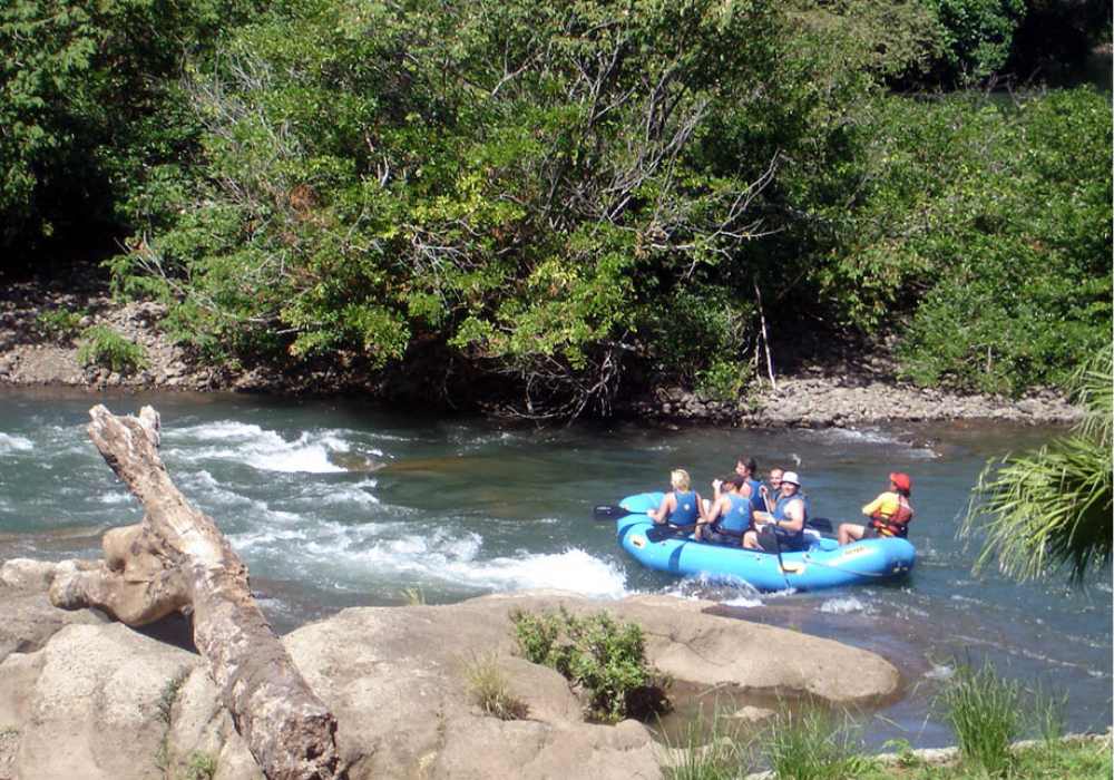 Rafting en aguas bravas en Costa Rica  