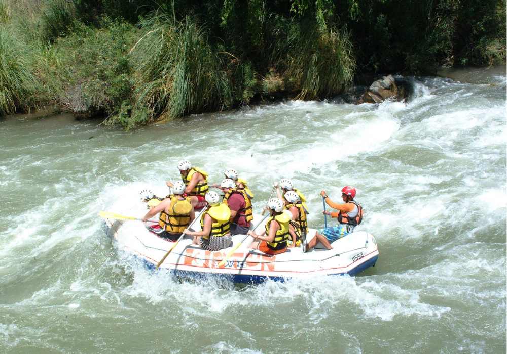 Rafting en aguas bravas en Costa Rica  