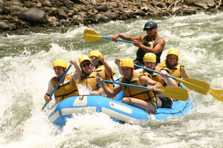 Rafting en aguas bravas en Costa Rica  
