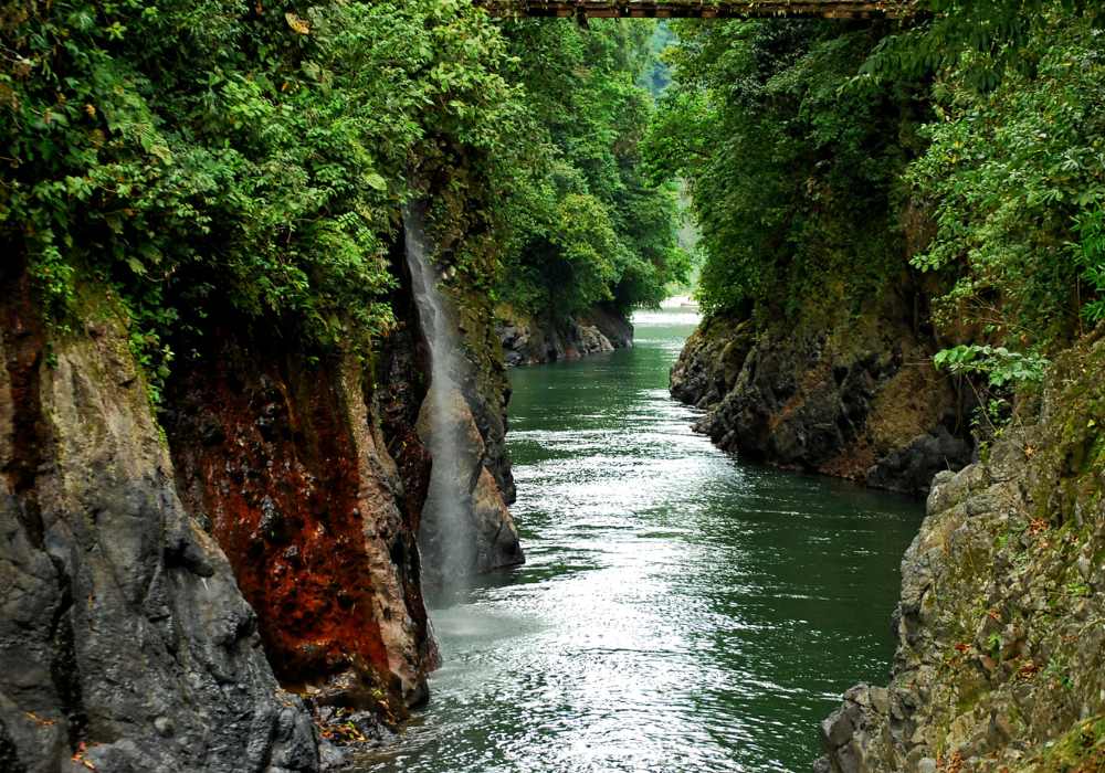 Rafting en aguas bravas en Costa Rica  